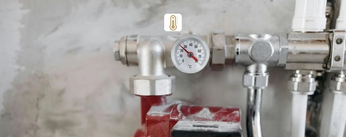 Contrat d’entretien chaudière : un vrai plus pour la sécurité et la performance _ Chauffagiste assurant l'entretien annuel obligatoire d'une chaudière